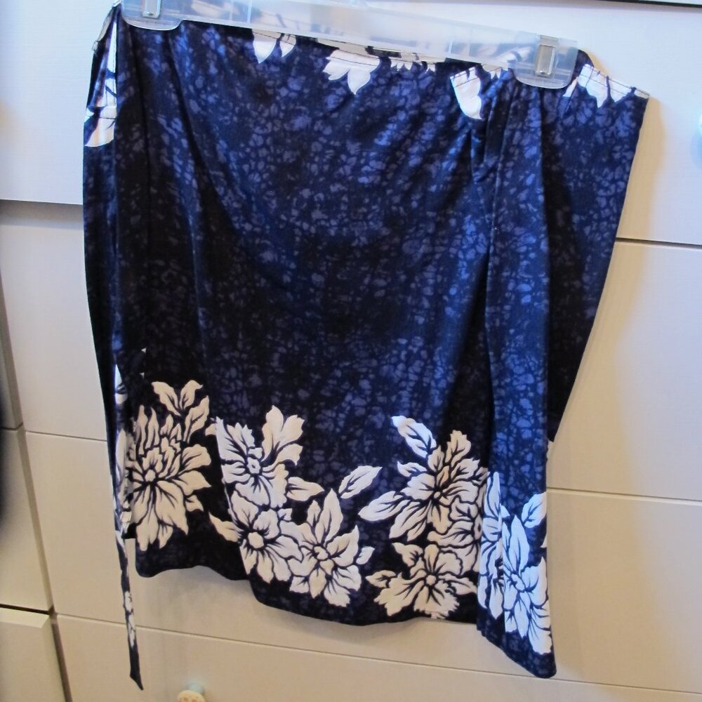 Mamu Hawaiian Wrap A Round Mini Skirt. size medium.  blue and white